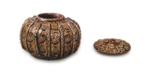 瀬戸铁釉花卉纹容器