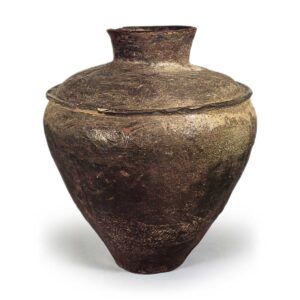 渥美刻有条纹的花瓶