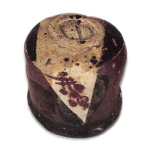 黑织部菊纹茶碗