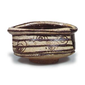 黑织部涡纹沓茶碗