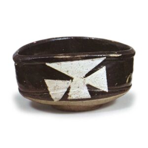黑织部沓茶碗