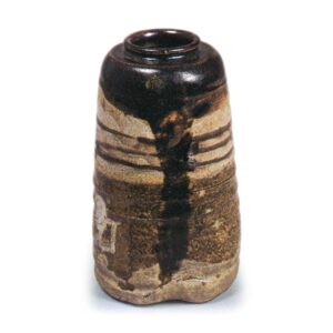 黑织部肩冲茶入