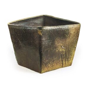 备前乌帽子形水指