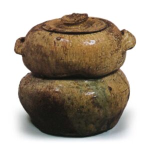 信乐耳付重饼形水指