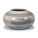 仁清白釉刷毛目唐草纹水指 铭满月