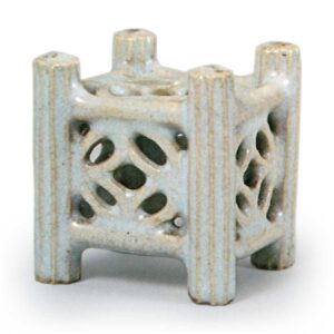 仁清白浊釉七宝透文盖置