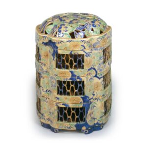 色绘山茶透雕三层重箱