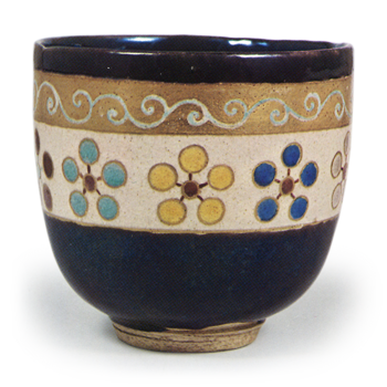 色絵梅鉢文茶碗