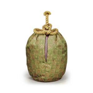 萠黄地釣石畳金襴