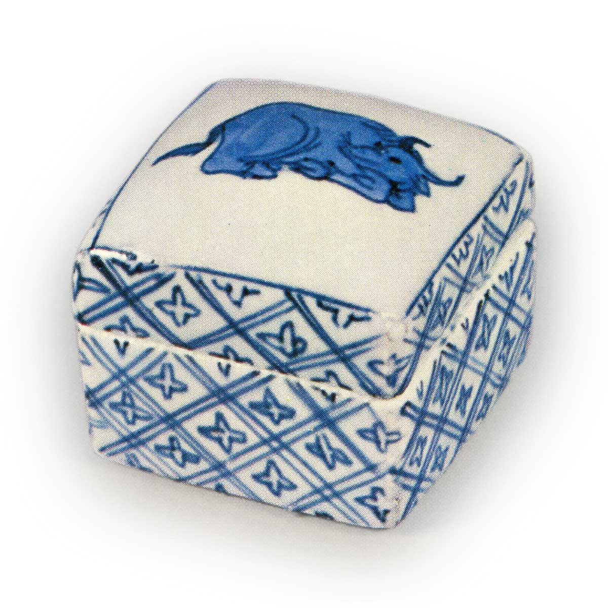 染付 張甲牛 | 鶴田 純久の章 お話